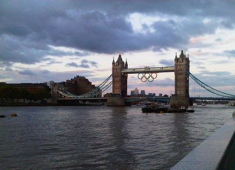 London-Tower-bridge-Olympische-Ringe-cc-wikipedia-Rmcharb-001