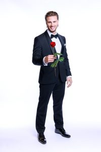 Bachelor Schweiz 2025 Danilo Sellaro mit letzter Rose im Smoking