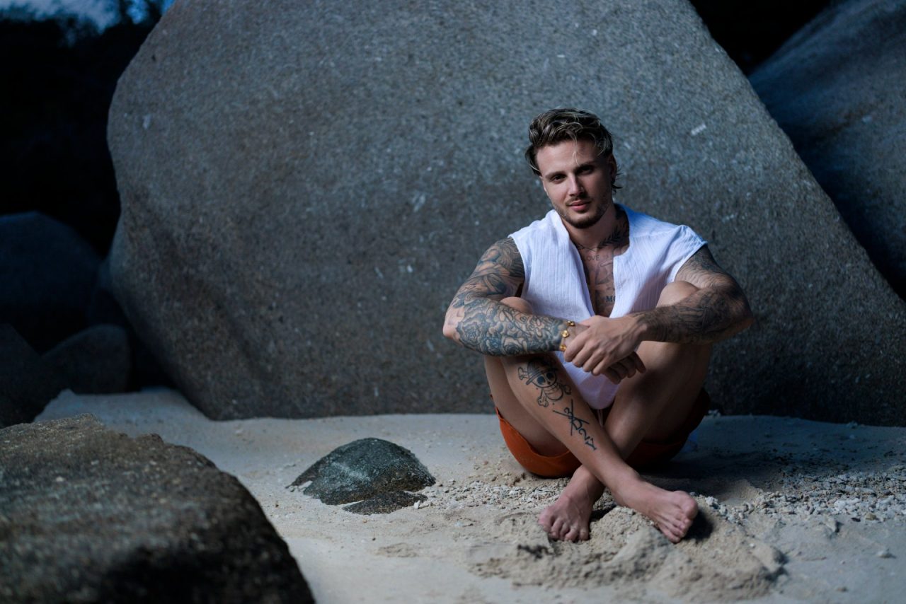 Bachelor Schweiz 2025 Danilo Sellaro sitzt am Strand