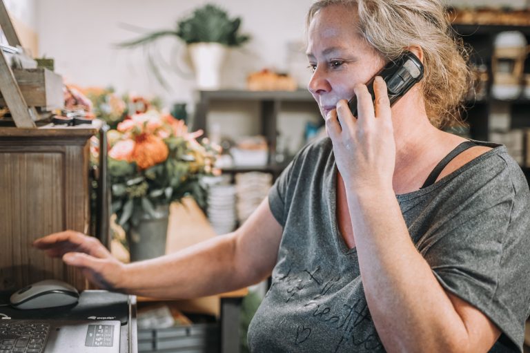 Rahel Brotzer vom blueme-shop.ch am Telefon