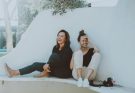 Positiver Gallup Report 2025 - zwei Frauen lachen