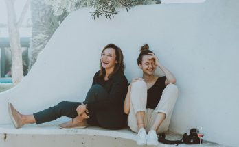 Positiver Gallup Report 2025 - zwei Frauen lachen