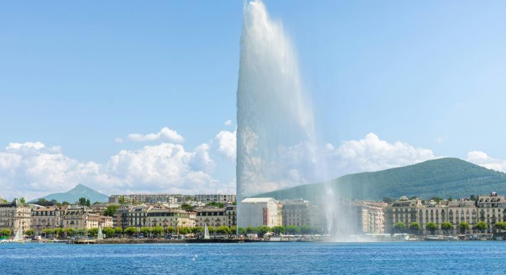 Blick auf die Stadt Genf mit dem Jet d'eau