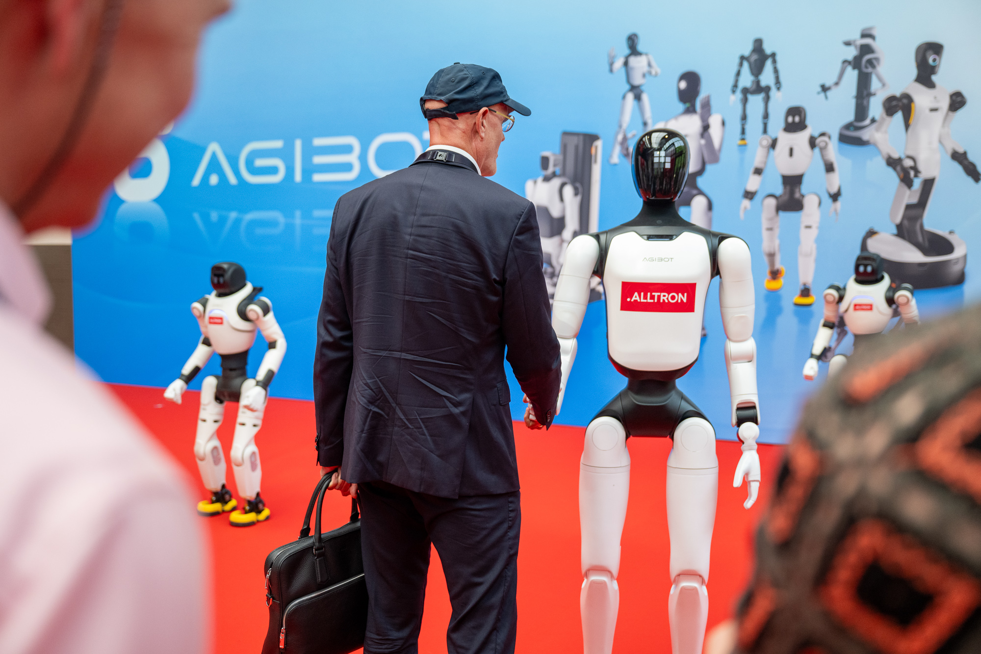 (Bilder) Roboter in der Schweiz 2026: Versandhändler Brack bietet neu Humanoide Roboter an - Putzfrau, Serviertochter und Schüler im Angebot Roboter kaufen Schweiz 2026