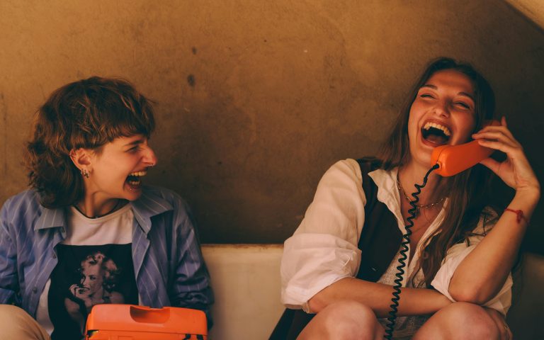 Jugendliche lachen