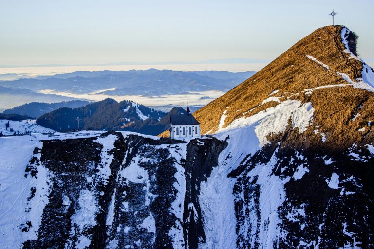 Kirche Schweiz in Alpnach vor herrlicher Bergkulisse