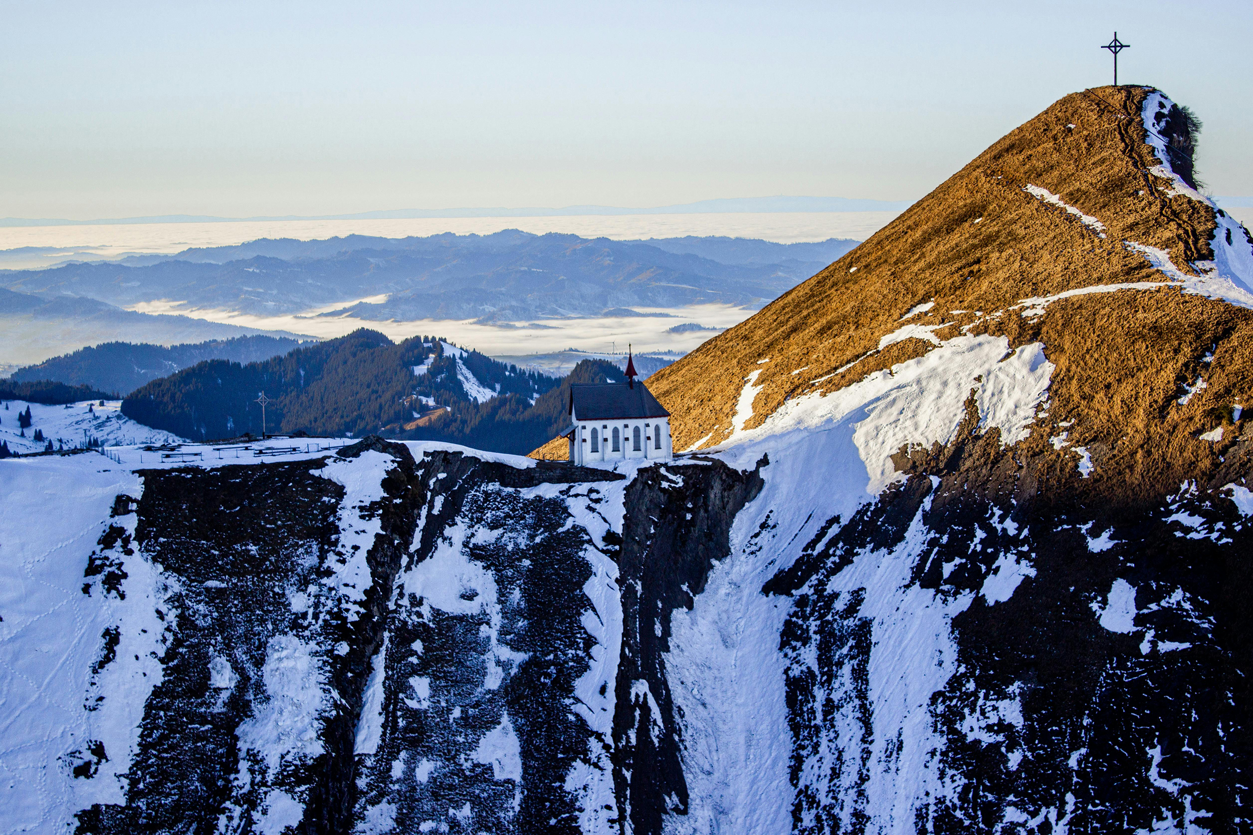 Pfingsten Bedeutung 2026 - Was sind Pfingsten und was wird an Pfingsten eigentlich gefeiert? HappyTimes macht Dich schlau Kirche Schweiz in Alpnach vor herrlicher Bergkulisse