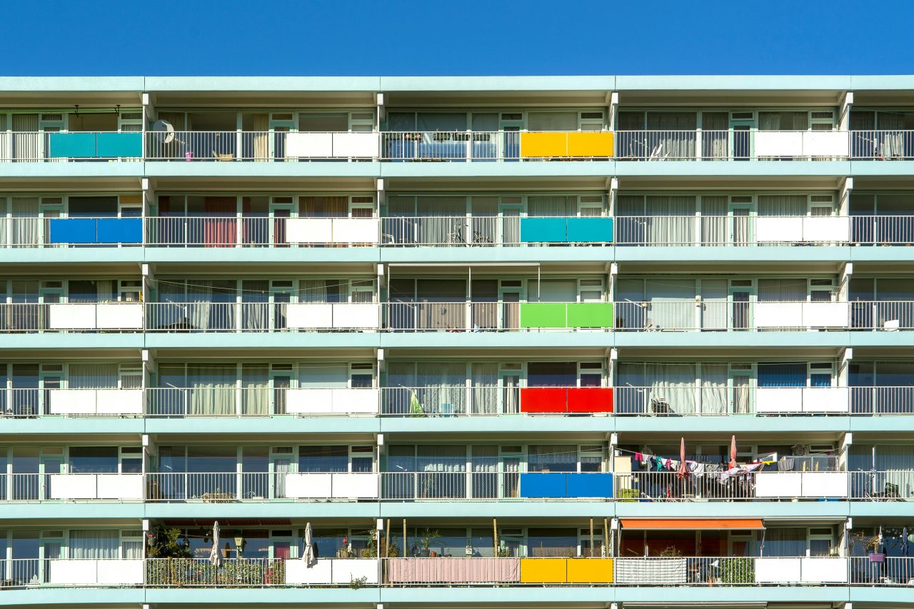 Wohnblock mit bunten Balkonen