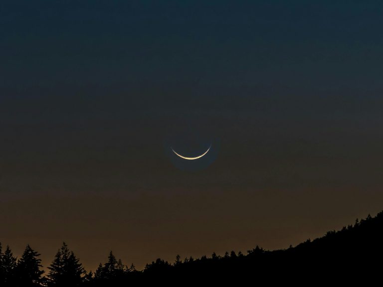 Mondsichel heute 2026 liegend lächelnder Mond