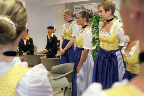 Lufthansa-120816_TRACHTENCREW_-14