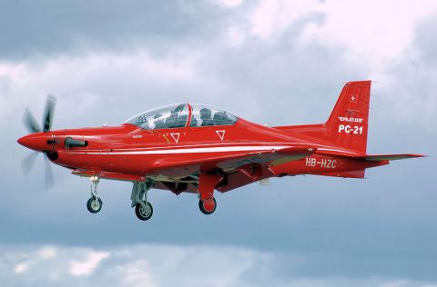 Pilatus_pc-21_hb-hzc_lands_cc_Arpingstone-Wikipedia-free-001