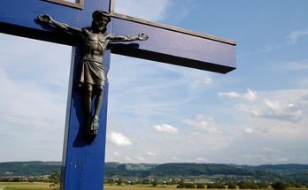 Karfreitag 2024 - eine Skulptur zeigt Jesus am Kreuz