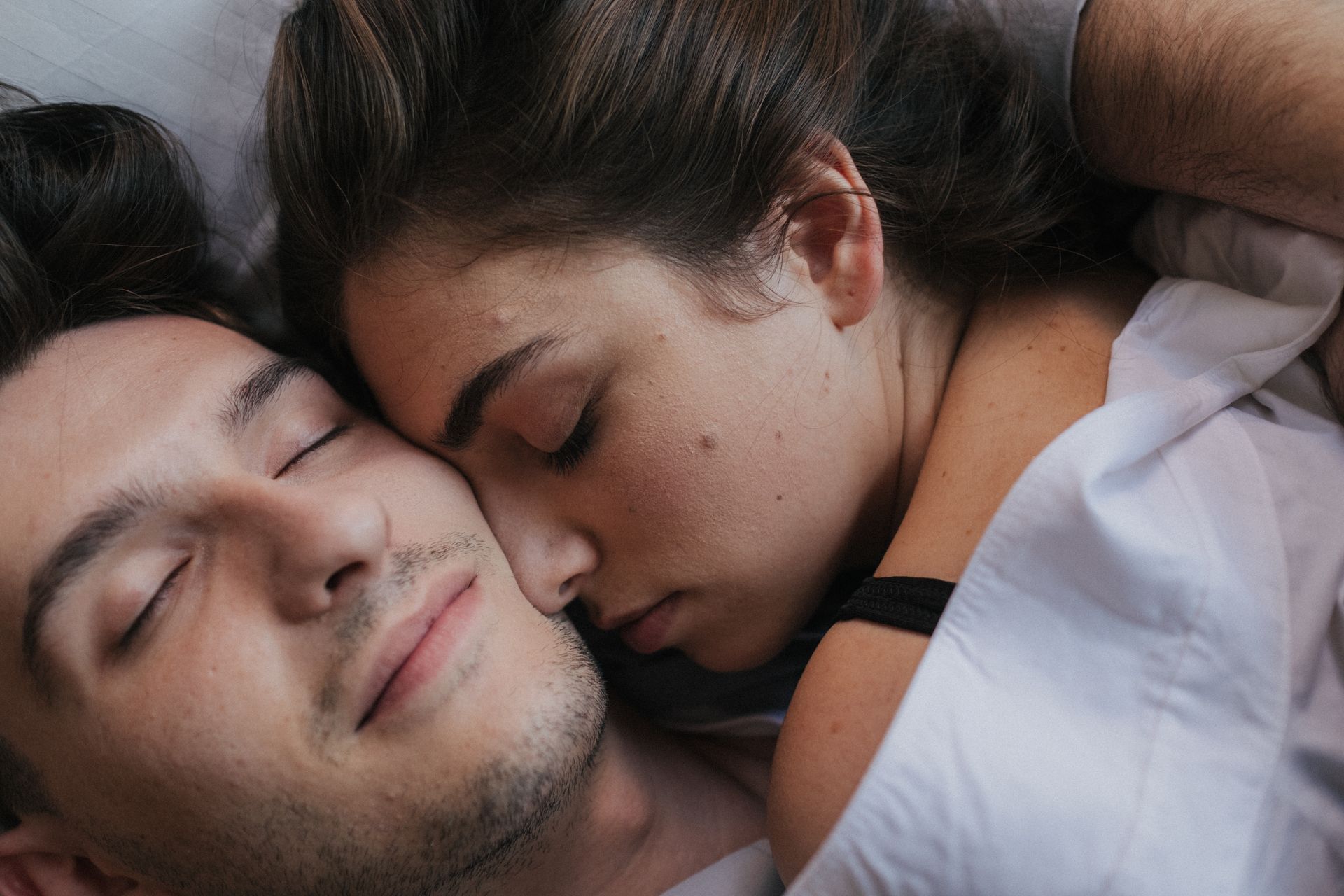 Zeitumstellung 2026 am Sonntag 25. Oktober - zurück zur Normalzeit: Uhren vor oder zurück? schlafen-paar-bett-cc-pexels-ron-lach-9497935-happytimes