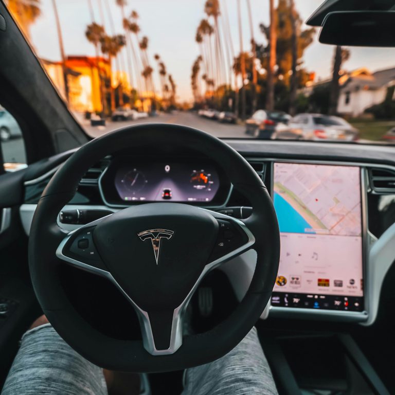 Autopilot Tesla fährt durch Eindhoven