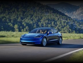 Tesla Model 3 fährt auf Schweizer Strasse cc Tesla