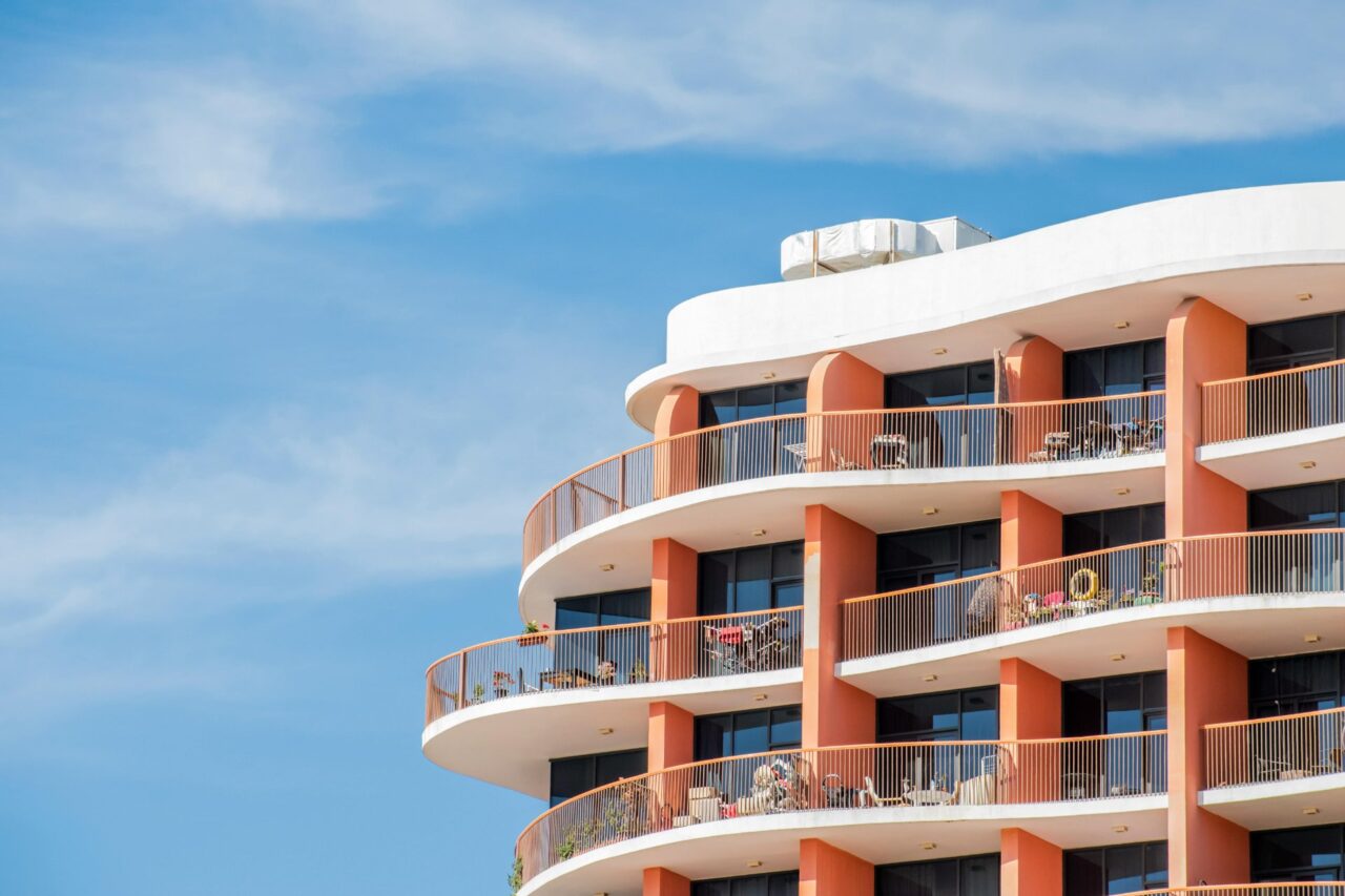 Referenzzinssatz Schweiz bleibt bei 1,5%. Wohnblock Bild.