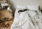 Zeitumstellung 2025 Frau schläft im Bett