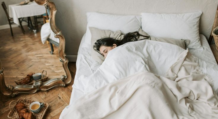 Zeitumstellung 2025 Frau schläft im Bett